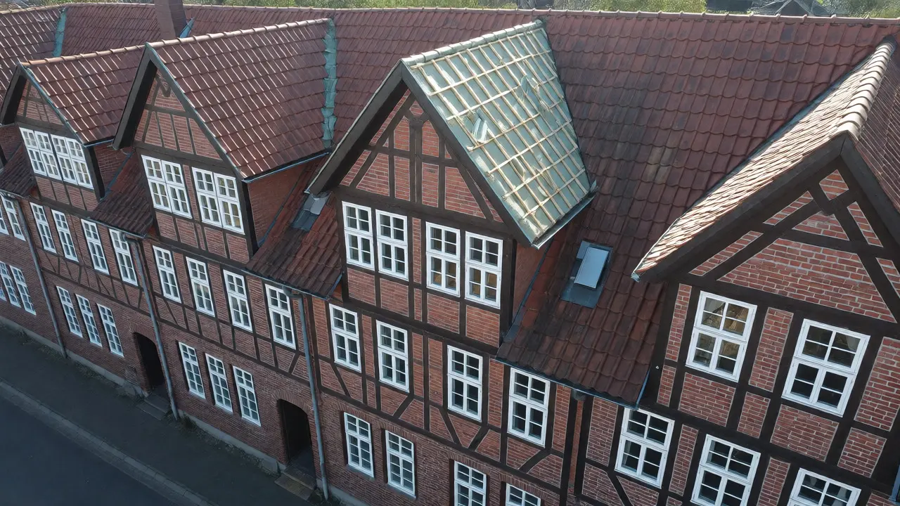 Drohnenaufnahme historischer Häuserfassaden bei energetischer Sanierung